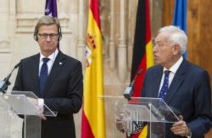 El ministro español de Asuntos Exteriores y Cooperación, José Manuel García-Margallo (d), durante la rueda de prensa conjunta con su homólogo alemán,Guido Westerwelle.