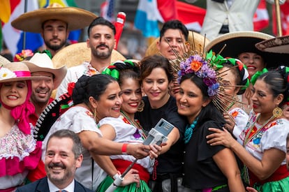 Isabel Díaz Ayuso se fotografiaba el sábado con participantes en la cabalgata de la Hispanidad, en Madrid.