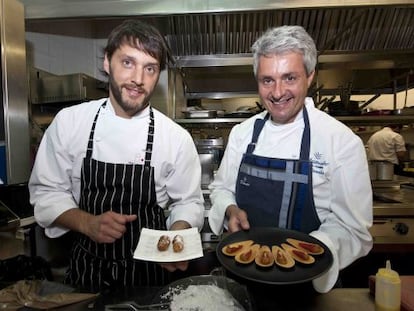 Albert Sastregener, a la izquierda, y Fernando Canales, con dos de sus creaciones.