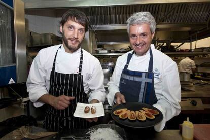 Albert Sastregener, a la izquierda, y Fernando Canales, con dos de sus creaciones.