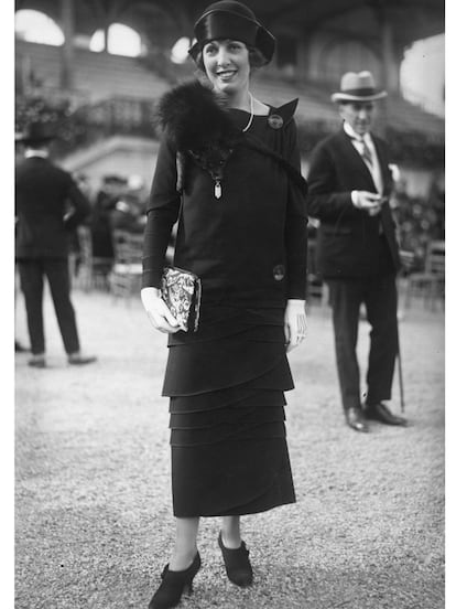 Aunque hoy el total look negro es una combinación muy común, en aquella época supuso una revolución liderada por Coco Chanel.