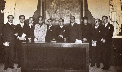 Celebraci&oacute;n del tricentenario de G&oacute;ngora en el ateneo de Sevilla en diciembre de 1927. De izquierda a derecha, Rafael Alberti, Federico Garc&iacute;a Lorca, J. Chab&aacute;s, M. Bacarisse, Jos&eacute; Mar&iacute;a Mart&iacute;nez, M. Blasco Garz&oacute;n, Jorge Guill&eacute;n, Jos&eacute; Bergam&iacute;n, D&aacute;maso Alonso y Gerardo Diego.