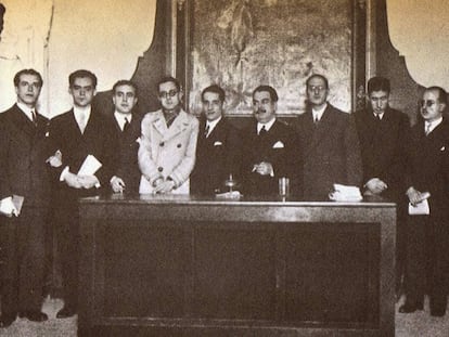 Celebraci&oacute;n del tricentenario de G&oacute;ngora en el ateneo de Sevilla en diciembre de 1927. De izquierda a derecha, Rafael Alberti, Federico Garc&iacute;a Lorca, J. Chab&aacute;s, M. Bacarisse, Jos&eacute; Mar&iacute;a Mart&iacute;nez, M. Blasco Garz&oacute;n, Jorge Guill&eacute;n, Jos&eacute; Bergam&iacute;n, D&aacute;maso Alonso y Gerardo Diego.