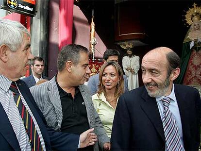 Pasqual Maragall; el alcalde de L'Hospitalet, Celestino Corbacho; la vicepresidenta del Congreso, Carme Chacón, y Pérez Rubalcaba, ante el local de la Cofradía del 15 + 1.