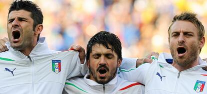 Vincenzo Iaquinta, Gennaro Gattuso y Daniele De Rossi entonan con fervor el himno de Italia, para darse ánimos antes del encuentro contra Eslovaquia