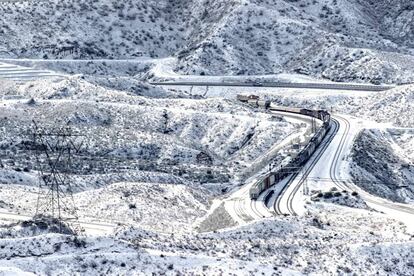 Un tren sobre las vías férreas nevadas, Estados Unidos.