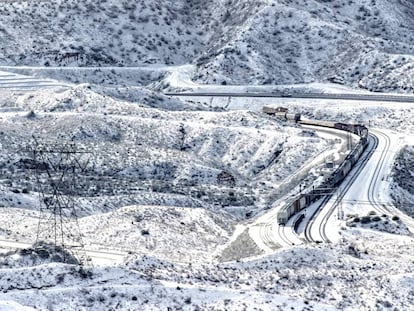 Un tren sobre las vías férreas nevadas, Estados Unidos.