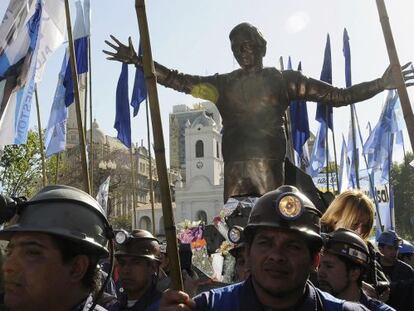 Un grupode mineros saca en procesi&oacute;n en Buenos Aires una estatua de N&eacute;stor Kirchner.