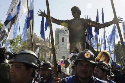 Un grupode mineros saca en procesión en Buenos Aires una estatua de Néstor Kirchner.
