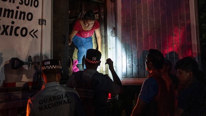 Agentes del INM detienen migrantes que viajaban en un trailer en Veracruz, en julio de 2023.