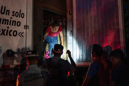 Agentes del INM detienen migrantes que viajaban en un trailer en Veracruz, en julio de 2023.