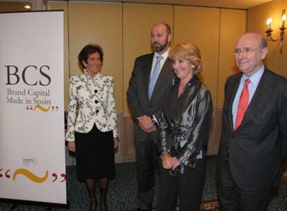 La presidenta de la Comunidad de Madrid, junto a directivos de BCS.