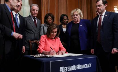 A presidenta da Câmara de Representantes, Nancy Pelosi, assina os documentos do julgamento político nesta quarta-feira.