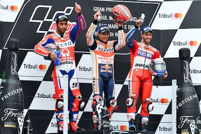 Marc Márquez (centro) celebra su victoria con Danilo Petrucci (izquierda) y Andrea Dovizioso.