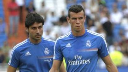 Gareth Bale leaves the Bernabéu field after suffering a thigh injury.