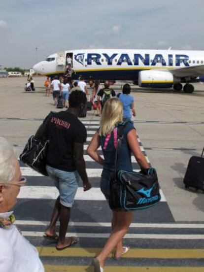 Embarque de pasajeros en la aerolínea irlandesa Ryanair, en el aeropuerto de Reus (Tarragona). EFE/Archivo