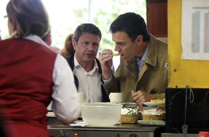 El secretario general del PSOE, Pedro Sánchez, desayuna chocolate con churros acompañado del alcalde de Irún, José Antonio Santano, antes de participar en un acto electoral de su formación en esta localidad guipuzcoana, el 12 de mayo de 2015.