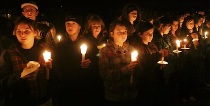 Estudiantes del instituto de South Hadley, en Massachusetts, durante la vigilia organizada en memoria de Phoebe Prince, el pasado  enero.