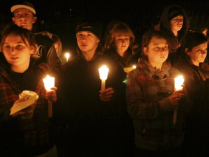 Estudiantes del instituto de South Hadley, en Massachusetts, durante la vigilia organizada en memoria de Phoebe Prince, el pasado enero.