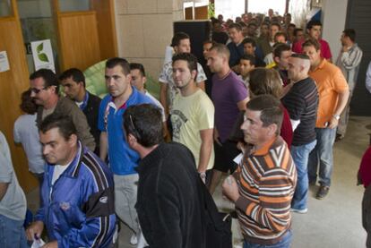 Decenas de personas hacen cola para solicitar empleo en Dubai, ayer, en Punta Umbría.