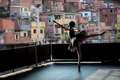 Bailarinas de Paraisópolis voltam às aulas após a paralisação pela covid-19, em 6 de agosto.