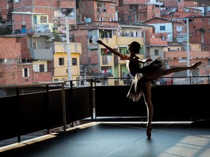 Bailarinas de Paraisópolis voltam às aulas após a paralisação pela covid-19, em 6 de agosto.