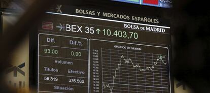 Panel informativo de la Bolsa de Madrid que muestra la evoluci&oacute;n del principal indicador de la bolsa espa&ntilde;ola, el IBEX 35.