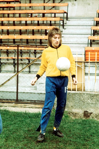 'Athleisure'. Antes que como cantante, se inició como futbolista amateur, una pasión que ha conservado durante toda su vida. En la imagen, en el campo del Watford en 1973.