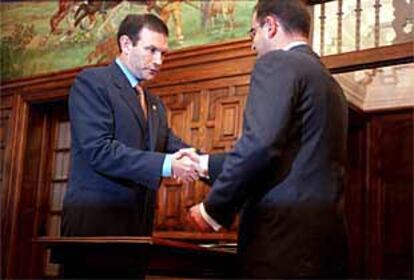 El consejero vasco del Interior, Javier Balza, promete su cargo ante el <i>lehendakari</i>.