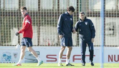 Valverde, a la derecha, junto a San José y a la izquierda, Laporte.