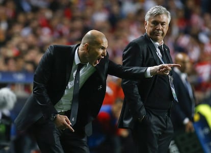 Zidane, observado por Ancelotti, da instrucciones en la final de 2014.