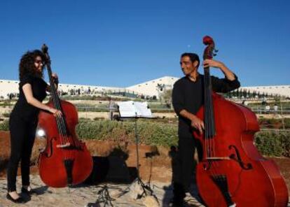 Dos músicos, en la ceremonia de apertura del Museo Palestino.