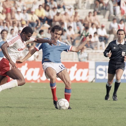 El francés Michel Platini durante un partido de Francia en la Copa del Mundo de México 1986 jugado en el Nou Camp de León, Guanajuato.
