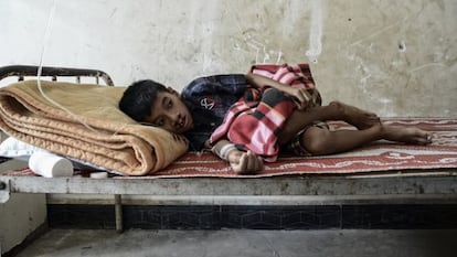 Un niño enfermo espera atención a en el hospital de Laiza, que ha cerrado su planta de pediatría por falta de recursos.