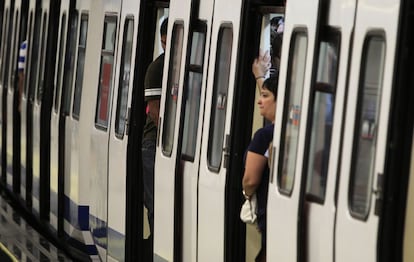 Estaci&oacute;n de metro de Sol en hora punta.