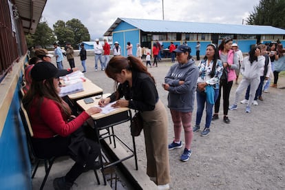 Millones de ecuatorianos acudieron a las urnas durante la primera vuelta de las elecciones presidenciales y legislativas realizada este domingo.