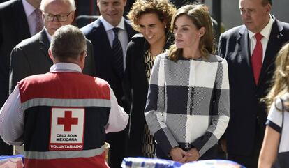 Doña Letizia y la ministra de Sanidad (detrás de la Reina), este lunes en la sede de Cruz Roja Mexicana.