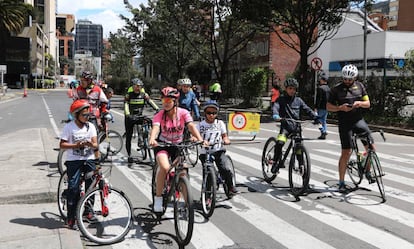 Ciclistas en la ciclovía de Bogotá.