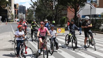 Ciclistas en la ciclovía de Bogotá.