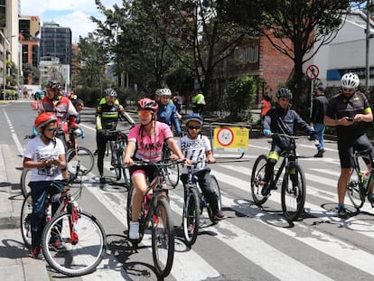 Ciclistas en la ciclovía de Bogotá.