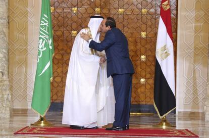 El presidente egipcio, Abdelfatá al Sisi, saluda al rey saudí, Salman bin Abdelaziz en El Cairo.