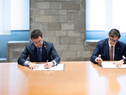 Fl presidente de la Generalitat, Pere Aragonès, y el primer secretario del PSC, Salvador Illa, en la firma del acuerdo sobre los presupuestos de la Generalitat, el pasado febrero.