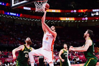 Marc Gasol anota durante la semifinal contra la selección australiana.