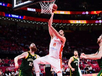 Marc Gasol anota durante la semifinal contra la selección australiana.