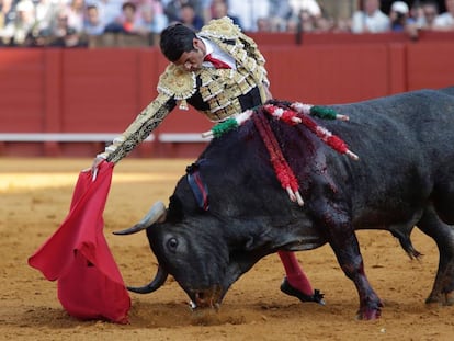 El diestro Emilio de Justo durante la faena al primer toro de su lote en la sexta corrida de abono de la Feria de Abril de Sevilla.