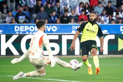 Sivera le tapa el gol al bético Fekir con una gran parada.