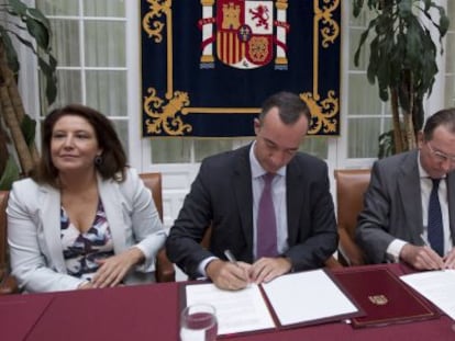 El secretario de Estado de Seguridad (i) y el consejero de Justicia, durante la firma del acuerdo.