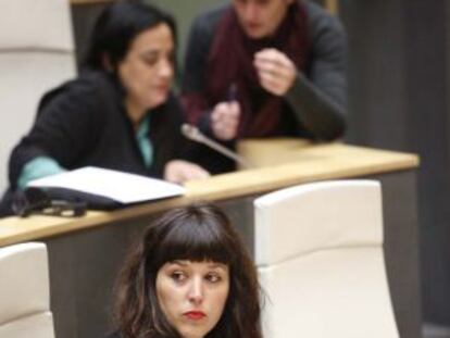 La diputada de Transportes, Larraitz Ugarte, durante el pleno de hoy en las Juntas Generales de Gipuzkoa.