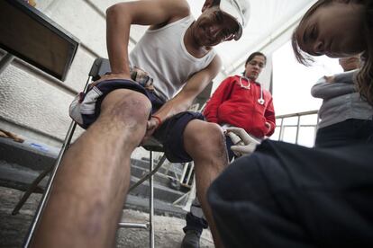 Los servicios médicos del lugar atienden 30 pacientes por hora, la mayoría por cortaduras en las rodillas o heridas en los pies