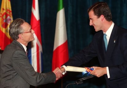 Prince Filipe awards Elliott his Prince of Asturias prize.